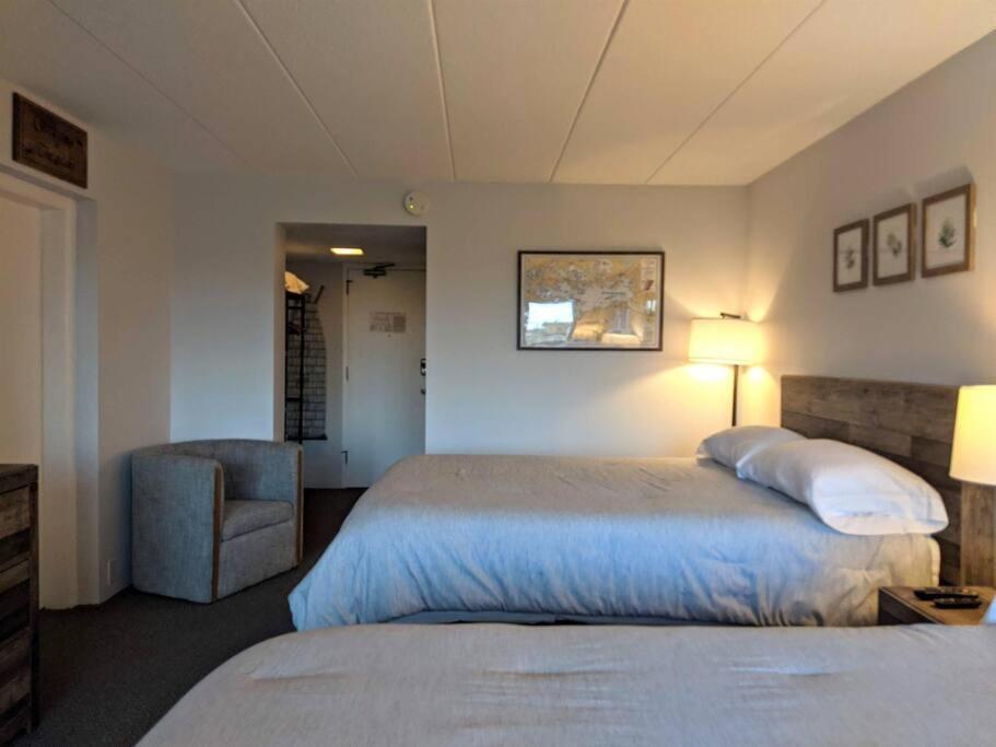 Cute Lower Level Cedar Lodge Room With Balcony & Lake Views! Laconia Luaran gambar